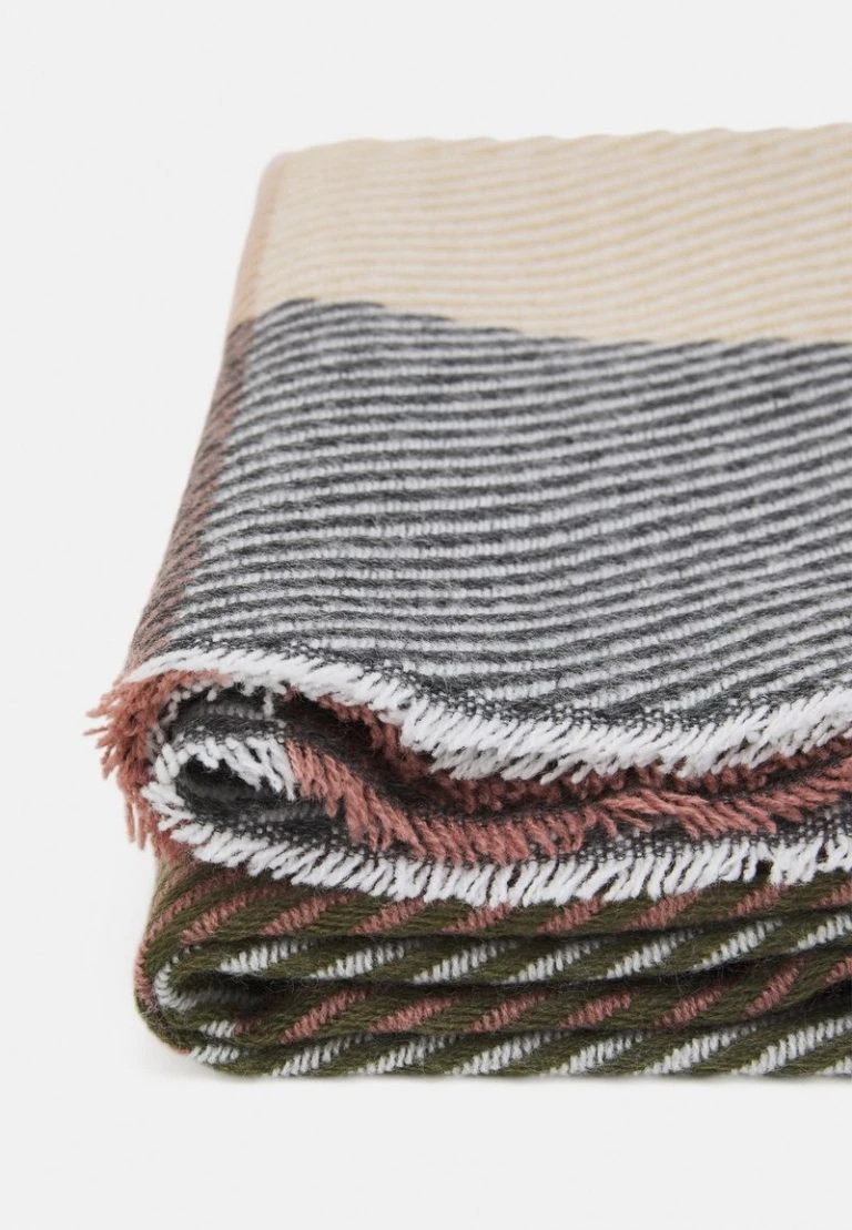 Even Odd Verkäufe -Even Odd Verkäufe 69e4e170078b42cdbebcf0aba3561b87 768x1109 1